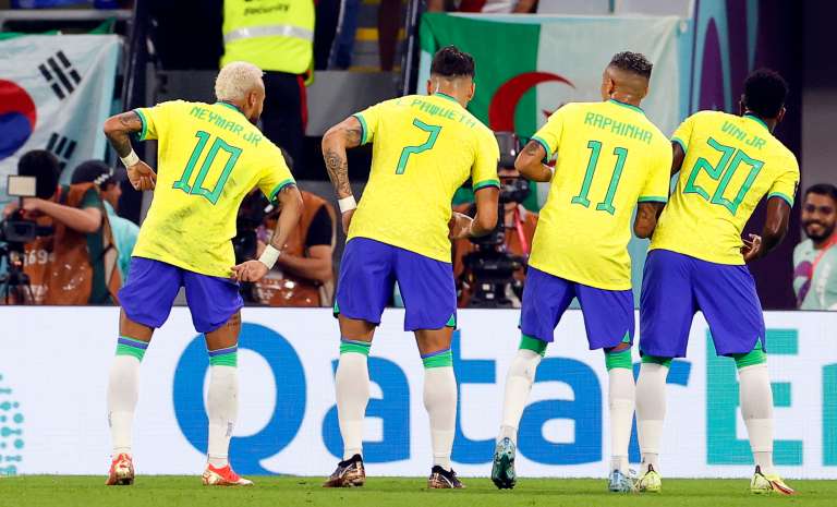 Doha (Qatar), 05/12/2022.- Neymar (L) of Brazil celebrates with teammates after scoring the 2-0 lead from the penalty spot during the FIFA World Cup 2022 round of 16 soccer match between Brazil and South Korea at Stadium 974 in Doha, Qatar, 05 December 2022. (Mundial de Fútbol, Brasil, Corea del Sur, Catar) EFE/EPA/Rungroj Yongrit