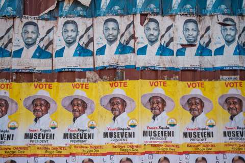 Uganda: El cantante que le disputa la sexta reelección a Yoweri Museveni