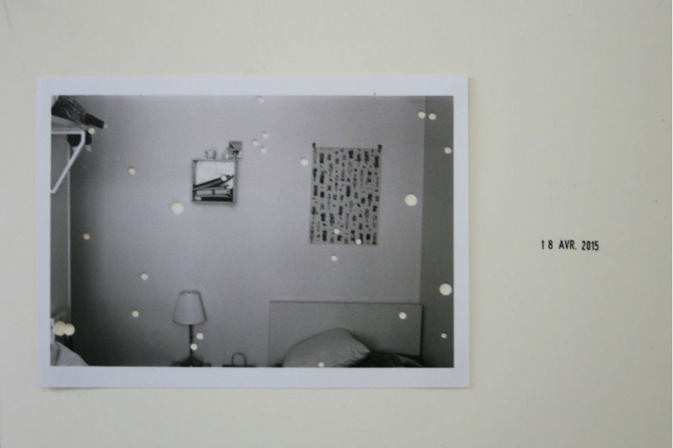 Lo que pasó y no sentí. De la serie “Ahí” (2005). Maria Paris. Fotografía análoga perforada. 24 x 17 cm. / Foto: Archivo privado Maria Paris.