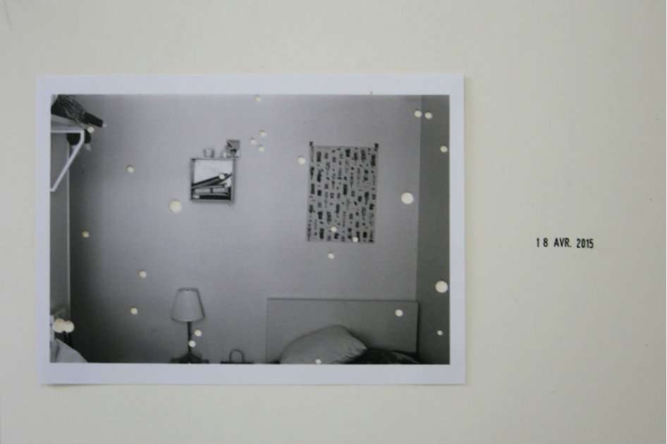 Lo que pasó y no sentí. De la serie “Ahí” (2005). Maria Paris. Fotografía análoga perforada. 24 x 17 cm. / Foto: Archivo privado Maria Paris.
