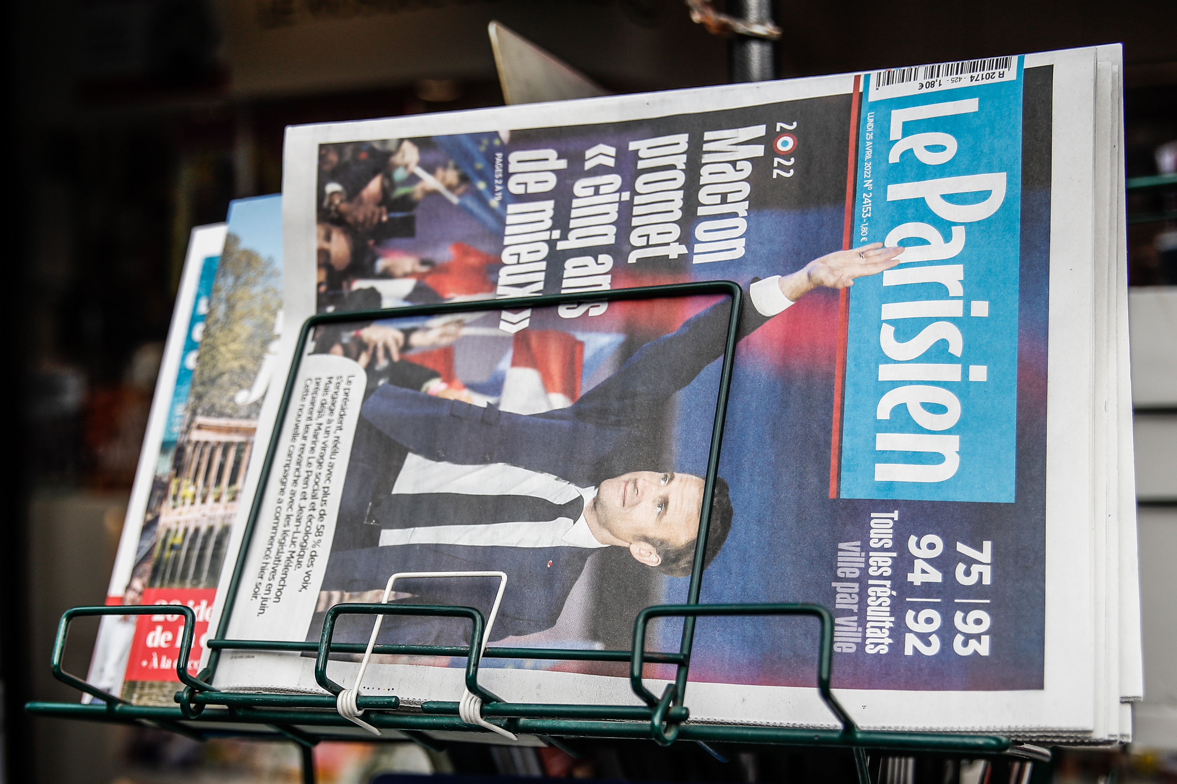 Paris (France), 25/04/2022.- A French newspaper shows a picture of French President Emmanuel Macron on display inside a kiosk, in Paris, France, 25 April 2022. Emmanuel Macron defeated Marine Le Pen in the final round of France's presidential election on 24 April, with exit polls indicating that Macron led with approximately 58 percent of the vote. (Elecciones, Francia) EFE/EPA/Mohammed Badra