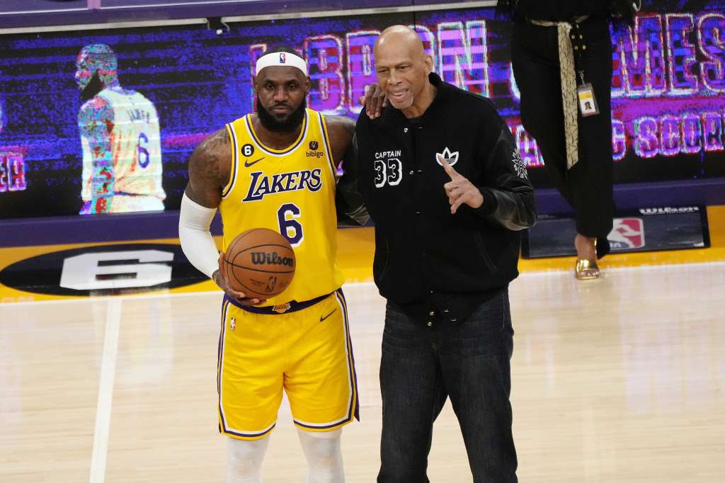 Los Angeles (United States), 08/02/2023.- Former NBA player Kareem Abdul-Jabbar (R) poses for a photograph with Los Angeles Lakers forward LeBron James (L) and his scoring basketball after becoming the all time highest scoring player in NBA history during the second half of the NBA basketball game between the Los Angeles Lakers and Oklahoma City Thunder at the Crypto.com Arena in Los Angeles, California, USA, 07 February 2023. Kareem Abdul-Jabbar is the former highest scoring player in NBA history. (Baloncesto, Estados Unidos) EFE/EPA/ALLISON DINNER SHUTTERSTOCK OUT