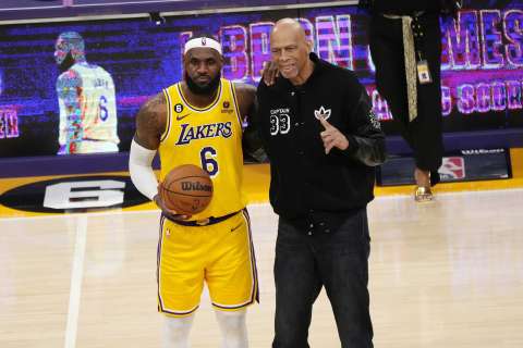 LeBron James dice que es el mejor de la historia y la NBA se inclina ante su rey