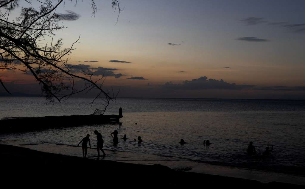 AME7532. MONTEGO BAY (JAMAICA), 09/11/2025.- Personas disfrutan en una playa este domingo, al atardecer en Montego Bay (Jamaica). EFE/Orlando Barría