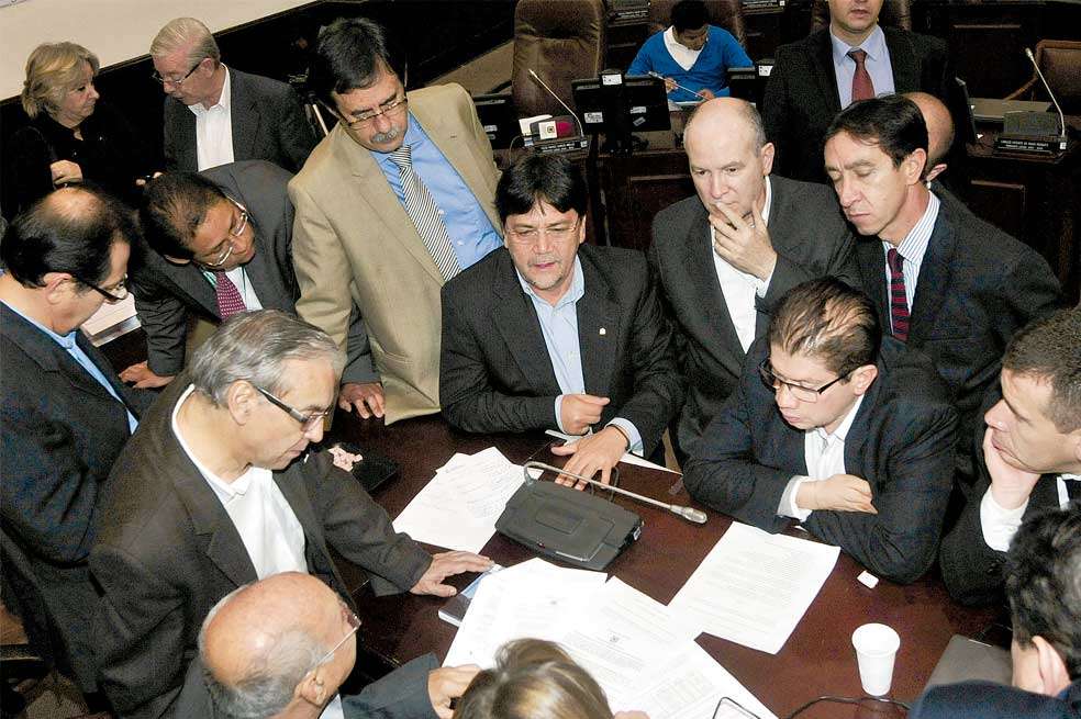 El secretario de Hacienda, Ricardo Bonilla (izq.), dialoga con algunos concejales durante una de las duras negociaciones para definir el futuro de la valorización. / Óscar Pérez