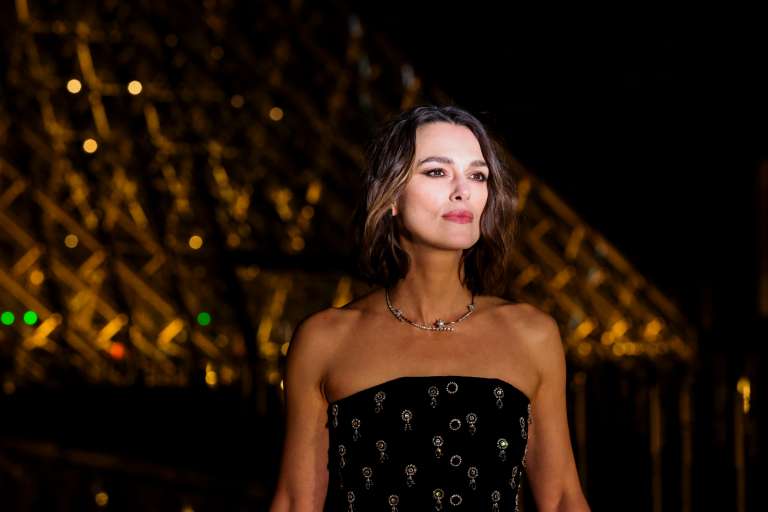 Paris (France), 04/03/2025.- British actress Keira Knightley arrives for the 'Le Grand Diner du Louvre' at the Louvre Museum in Paris, France, 04 March 2025. The Louvre Museum is hosting the gala dinner to mark the official opening of Paris Fashion Week and to raise funds to support the Louvre's restoration projects, educational programs, and initiatives aimed at making the museum more accessible to a broader audience. (Moda, Francia) EFE/EPA/TERESA SUAREZ