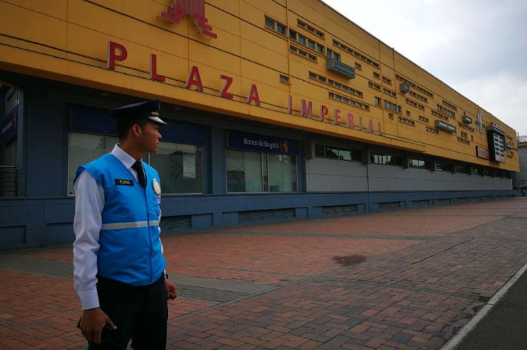 En imágenes: momentos de tensión en el c. comercial Plaza Imperial de Bogotá