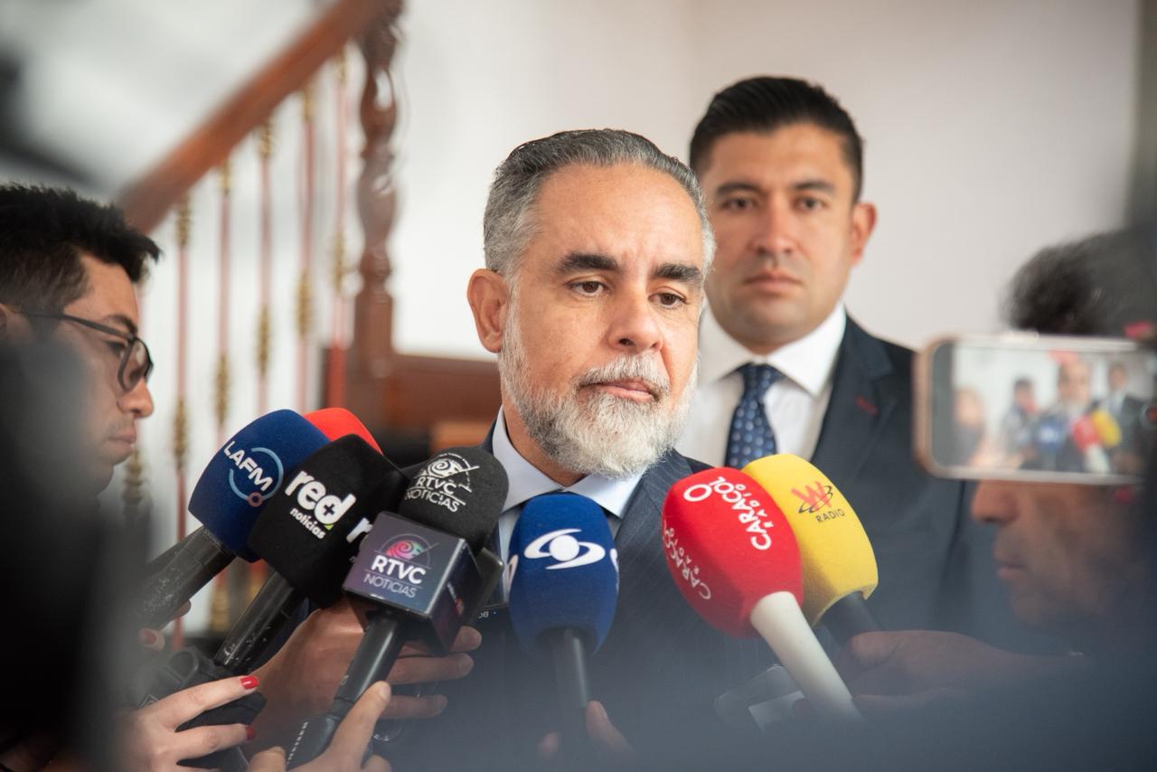 El ministro Armando Benedetti se reunió este lues con el ministro de Defensa y la cúpula militar.