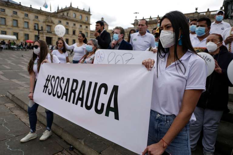 Varias personas sostienen carteles que dicen sos Arauca