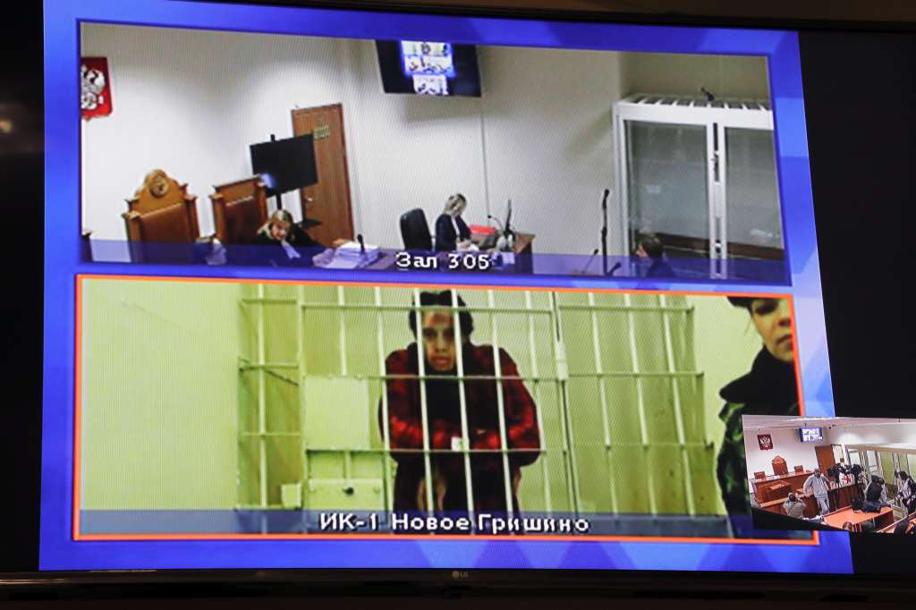 Krasnogorsk (Russian Federation), 25/10/2022.- A screen shows two-time Olympic gold medalist and WNBA player Brittney Griner during a hearing of her appeal on vedict at the Moscow Regional Court in Krasnogorsk outside Moscow, Russia, 25 October 2022. Griner, a World Champion player of the WNBA's Phoenix Mercury team was arrested in February 2022 at Moscow's Sheremetyevo Airport after some hash oil was detected and found in her luggage. In August Griner was found guilty on charges of drug smuggling and was sentenced to nine years in prison. (Rusia, Moscú, Fénix) EFE/EPA/MAXIM SHIPENKOV
