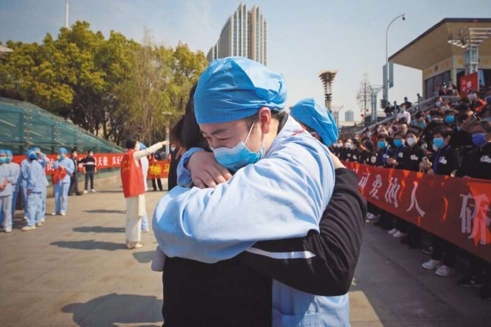 Por medio de una ceremonia fue despedido el personal médico que acudió a reforzar los hospitales de Wuhan. / AFP