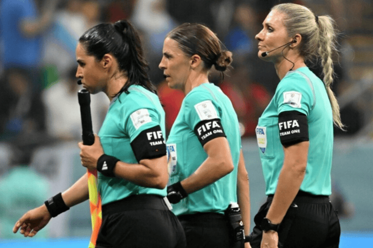 Un equipo arbitral exclusivamente femenino pitó, por primera vez en la historia, un partido en un Mundial de Fútbol masculino.