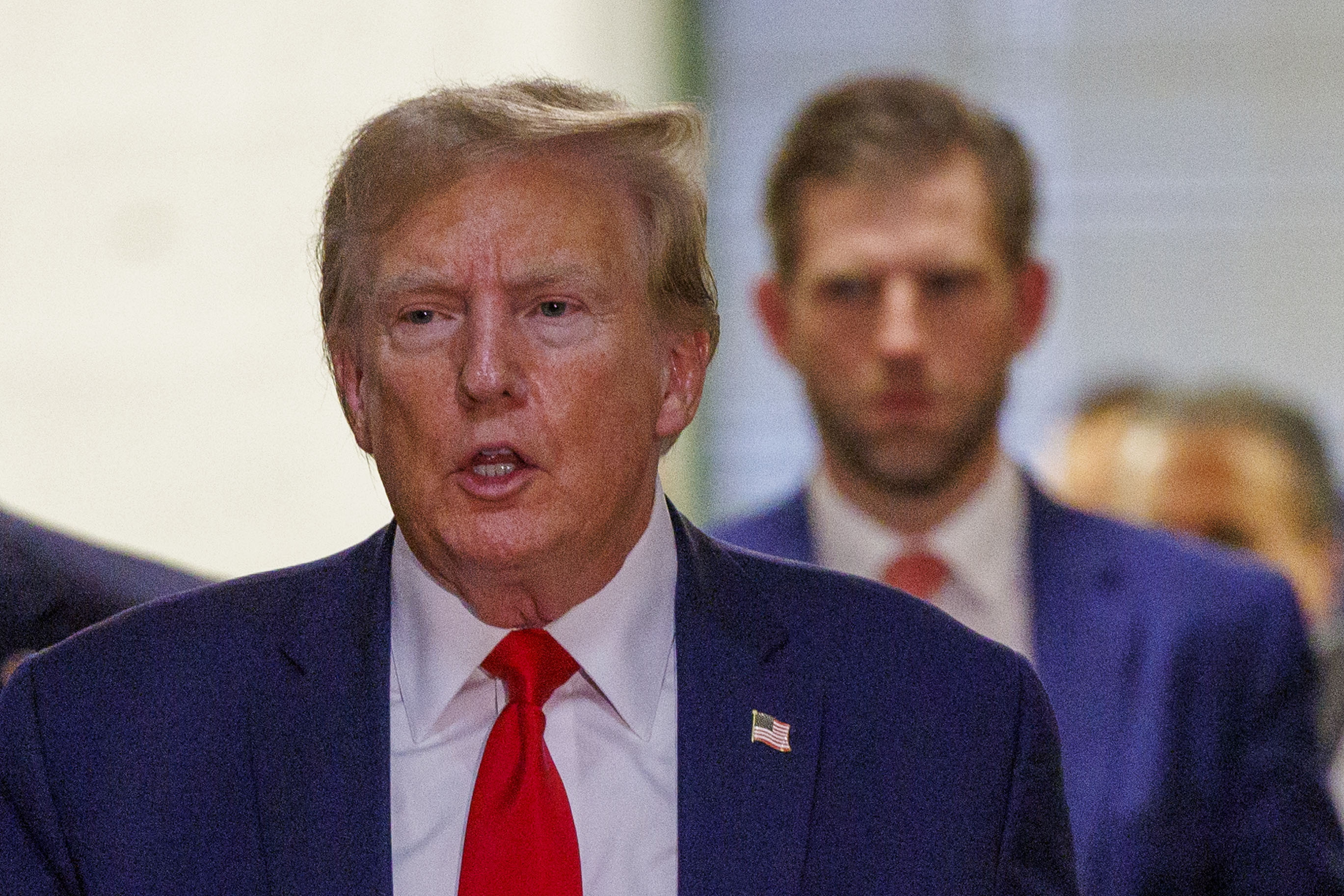 EA4124. NUEVA YORK (ESTADOS UNIDOS), 03/01/2024.- Fotografía de archivo fechada el 7 de diciembre de 2023 que muestra al expresidente de los Estados Unidos, Donald Trump, a la salida de una corte y mientras se apresta a hablar con la prensa, en Nueva York (EE.UU.). La eventual presencia de Donald Trump en las papeletas electorales de dos estados de Estados Unidos depende de la interpretación que se dé a un solo párrafo de la Constitución, que acapara las denuncias de sus opositores y los recursos que el exmandatario ya ha presentado y contempla. EFE/ Sarah Yenesel