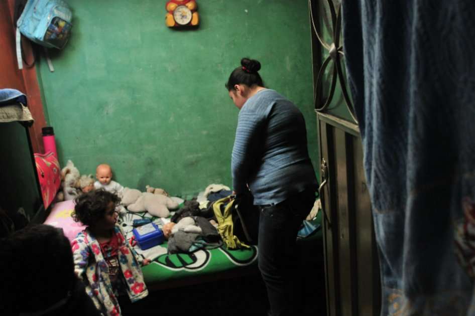 Andrea Caro es una familiar lejana del padre de la bebé de dos meses que murió el martes en el Hospital El Tunal y que presuntamente fue sido violada. / Óscar Pérez