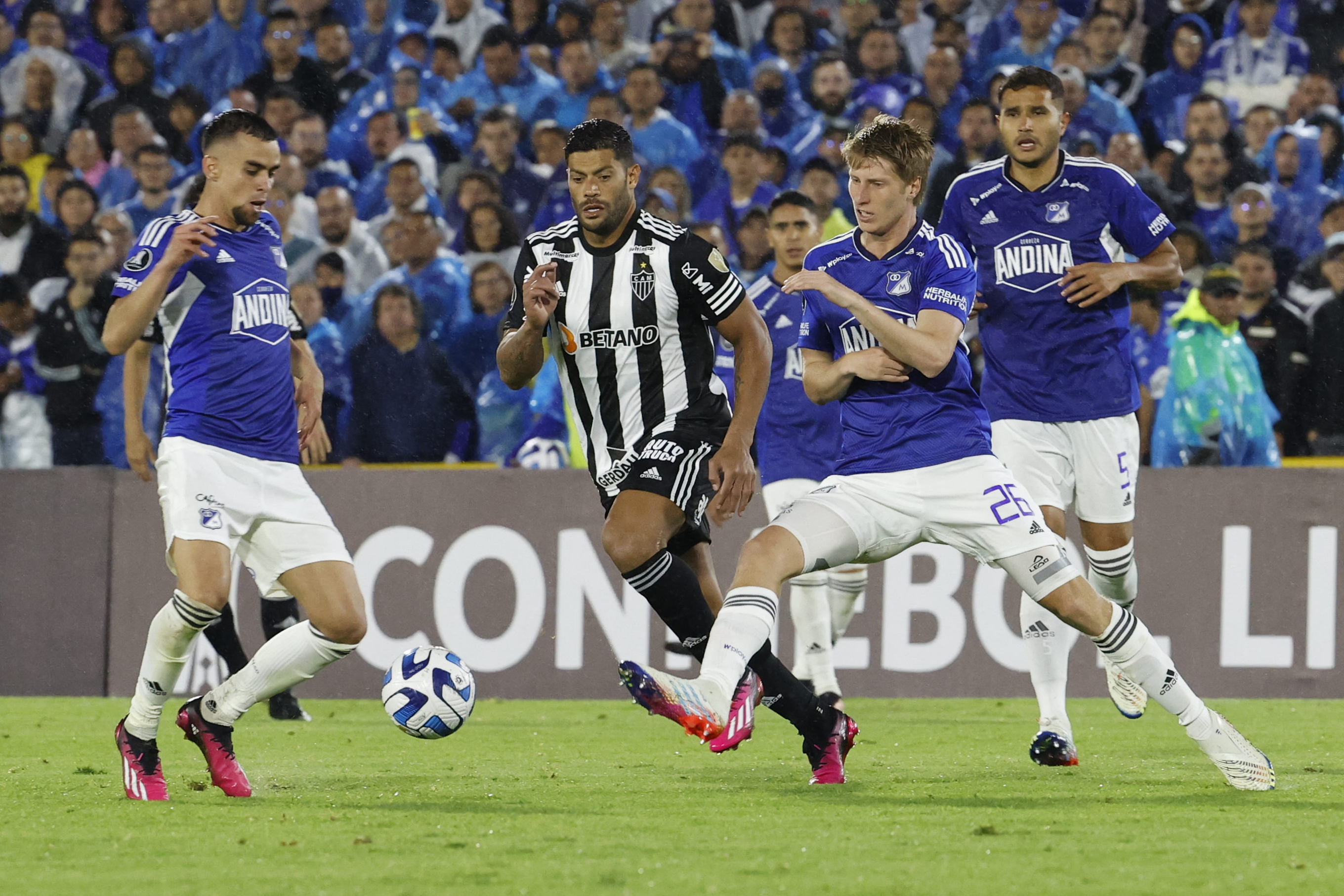 AMDEP2123. BOGOTÁ (COLOMBIA), 08/03/2023.- Andrés Llinás (d) de Millonarios disputa el balón con Hulk (c) de Mineiro hoy, en un partido de la Copa Libertadores entre Millonarios y Atlético Mineiro en el estadio El Campín en Bogotá (Colombia). EFE/ Mauricio Dueñas Castañeda