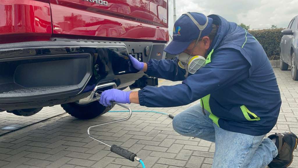 La CAR inspecciona vehículos nuevos en concesionarios para verificar que cumplan los límites de emisiones contaminantes.