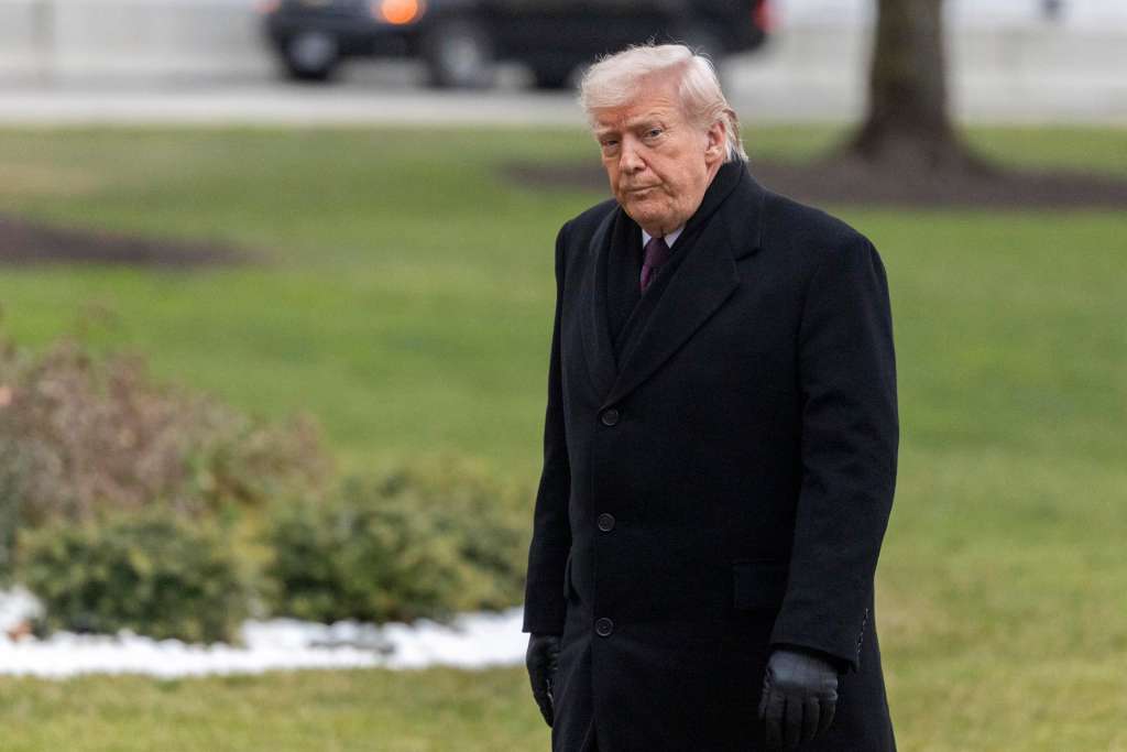 WASHINGTON (United States), 17/12/2025.- US President Donald J. Trump across the South Lawn of the White House to the residence in Washington, DC, USA, 17 December 2025. President Trump traveled to Dover, Delaware to participate in a Dignified Transfer Ceremony as the remains of US troops return to the US. EFE/EPA/SHAWN THEW