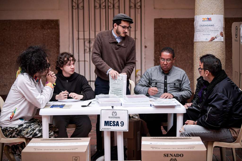 Mesa de votación en Bogotá este domingo 8 de marzo.