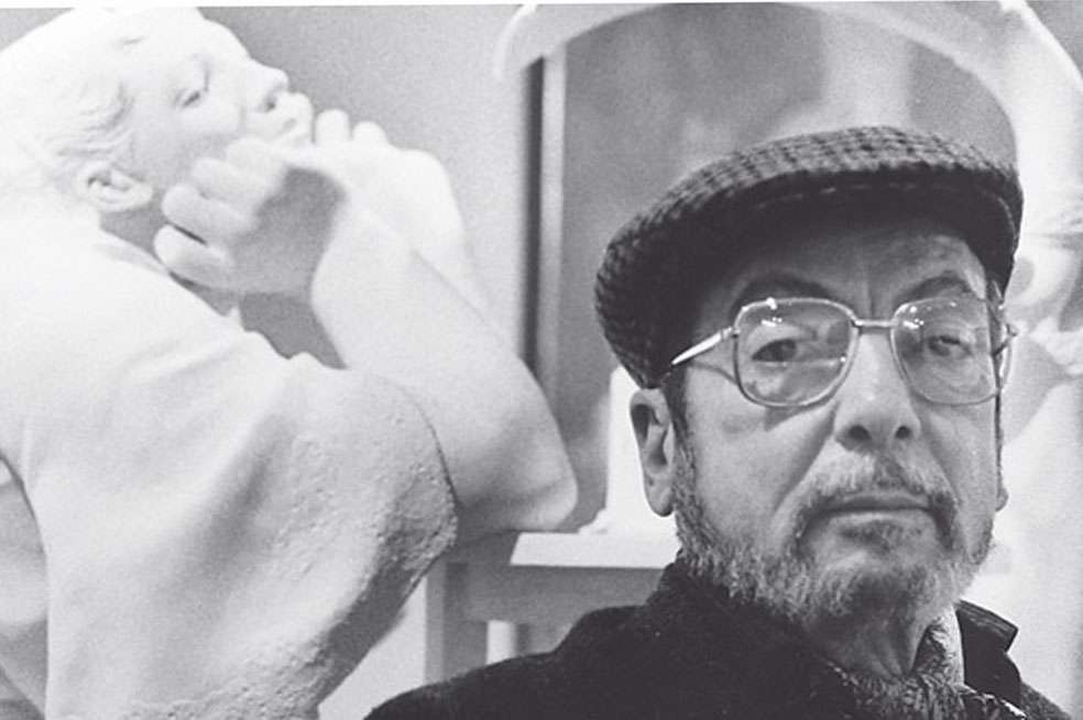 Enrique Grau Araújo nació el 18 de diciembre de 1920 en Panamá y falleció el 1 de abril de 2004 en Bogotá, Colombia.