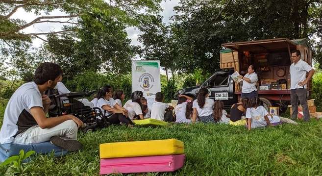 Esta camioneta, que tiene una casa de madera instalada en su parte trasera, es una biblioteca itinerante con la que los esposos Patiño Salazar recorren el Caquetá haciendo talleres de lectura, escritura y cuidado del medio ambiente / Fundación Casita de los sueños