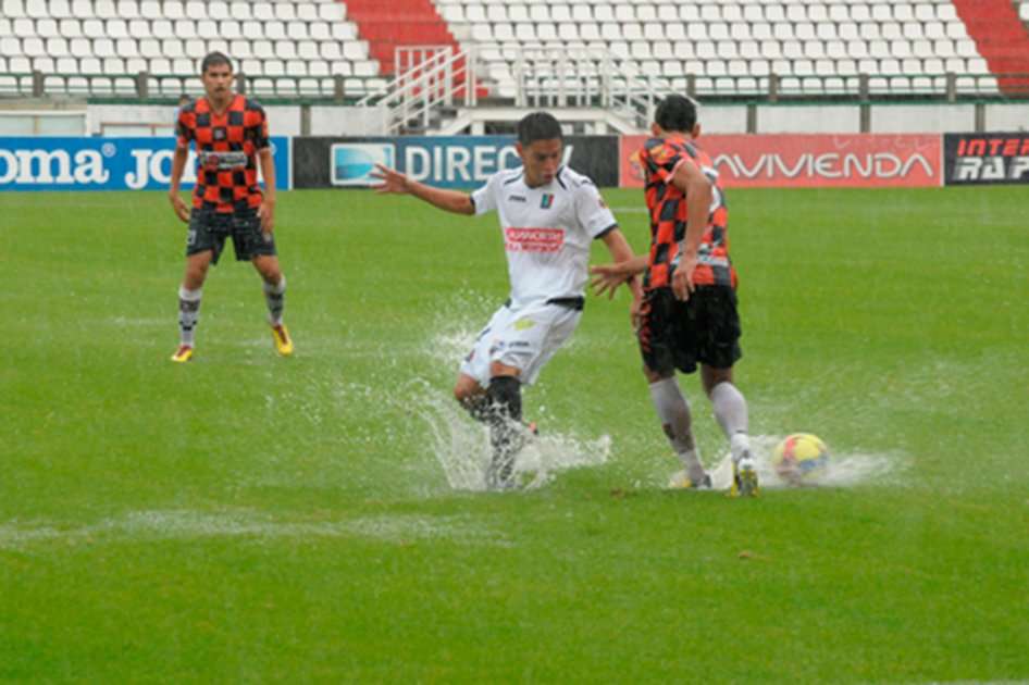 En Manizales las condiciones del terreno de juego impidieron el buen desarrollo del partido. / Tomada de ligapostobon.com.co