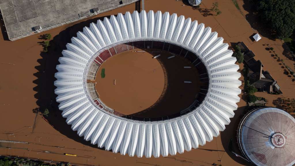 AME4197. PORTO ALEGRE (BRASIL), 07/05/2024.- Fotografía aérea que muestra las inundaciones en el estadio de fútbol Beira-Rio y sus alrededores, ubicado a orillas del lago Guaíba en la ciudad de Porto Alegre (Brasil). El presidente brasileño, Luiz Inácio Lula da Silva, alertó este martes de que "la tragedia climática" en la región sur del país fruto de unas históricas inundaciones "aún no ha acabado", tras registrar al menos 90 muertos, 132 desaparecidos y cuantiosos daños materiales. EFE/ Isaac Fontana