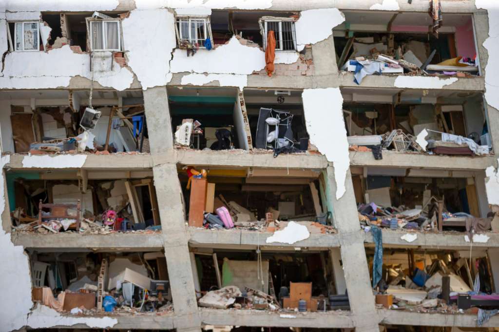 FOTODELDIA CATIA LA MAR, 26/06/2026.- Detalle de un edificio derruido en Catia la Mar, Venezuela, mientras continúa la búsqueda entre los escombros de los edificios, este viernes. Recostados en colchones, sábanas, sillas, carpas y campamentos improvisados, cientos de personas duermen en el asfalto, jardineras, plazas y canchas en Catia La Mar, una de las ciudades más afectadas por los terremotos de magnitud 7,2 y 7,5 ocurridos el miércoles en Venezuela y que se han cobrado la vida de 235 personas. EFE/ Ronald Peña R