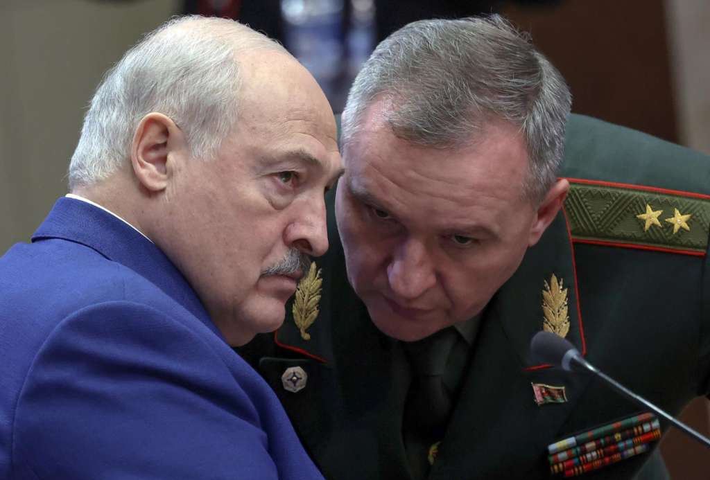 BISHKEK (Kyrgyzstan), 27/11/2025.- Belarusian President Alexander Lukashenko (L) listens to Belarusian Defense Minister Viktor Khrenin before an expanded format meeting of the Collective Security Treaty Organization (CSTO) summit at the Yntymak Ordo Presidential Administration building in Bishkek, Kyrgyzstan, 27 November 2025. The CSTO summit takes place on 27 November and will address regional security cooperation, adopt a joint declaration, and consider the next secretary-general. (Kirguistán) EFE/EPA/ALEXANDER KAZAKOV / SPUTNIK / KREMLIN POOL MANDATORY CREDIT