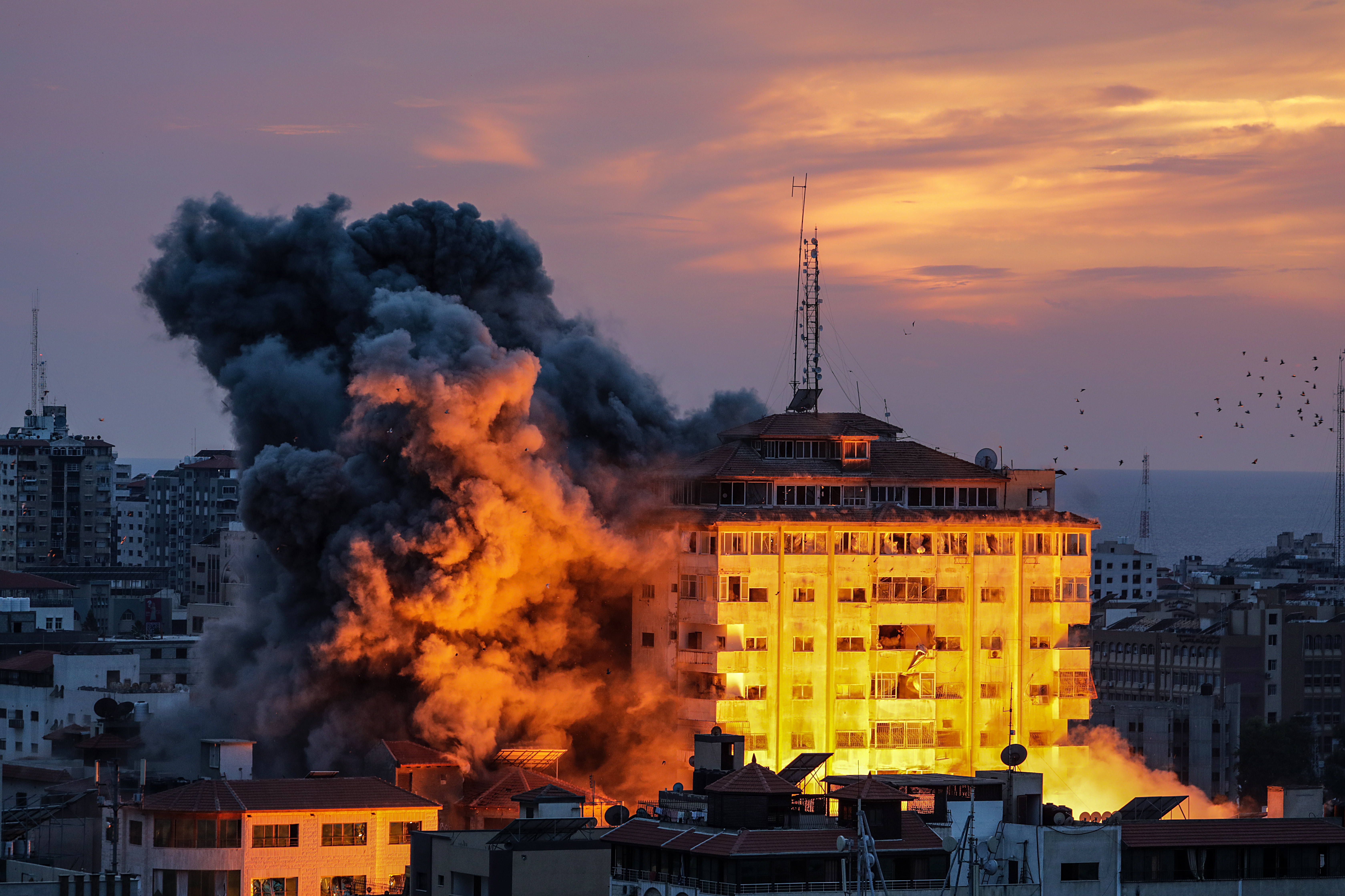 Gaza Ncity (---), 07/10/2023.- Smoke rises after Israeli warplanes targeted the Palestine tower in Gaza City, 07 October 2023.. Rocket barrages were launched from the Gaza Strip early 07 October in a surprise attack claimed by the Islamist movement Hamas. In a televised statement, the Israeli prime minister said the country is at war. EFE/EPA/MOHAMMED SABER
