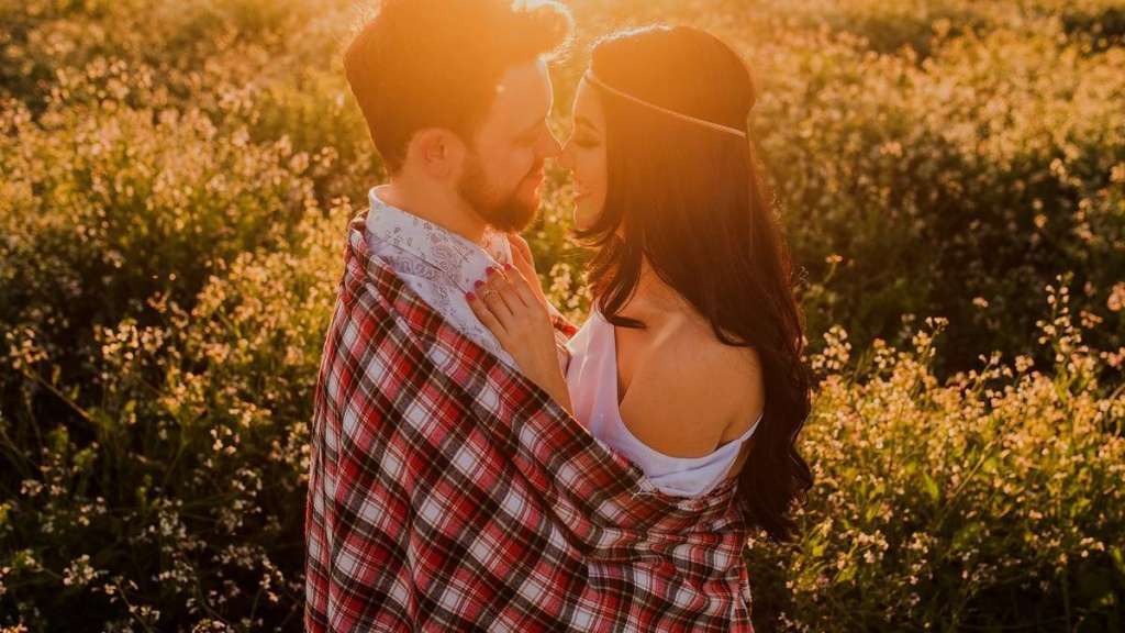 Porque al final del día, el amor que perdura no es el que se resigna al paso del tiempo, sino el que se reinventa con él. Y en esa reinvención, la pasión no solo puede sobrevivir: puede florecer con más fuerza que nunca.