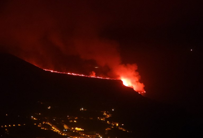 Lava del volcán de La Palma llega al océano, tras diez días de erupción