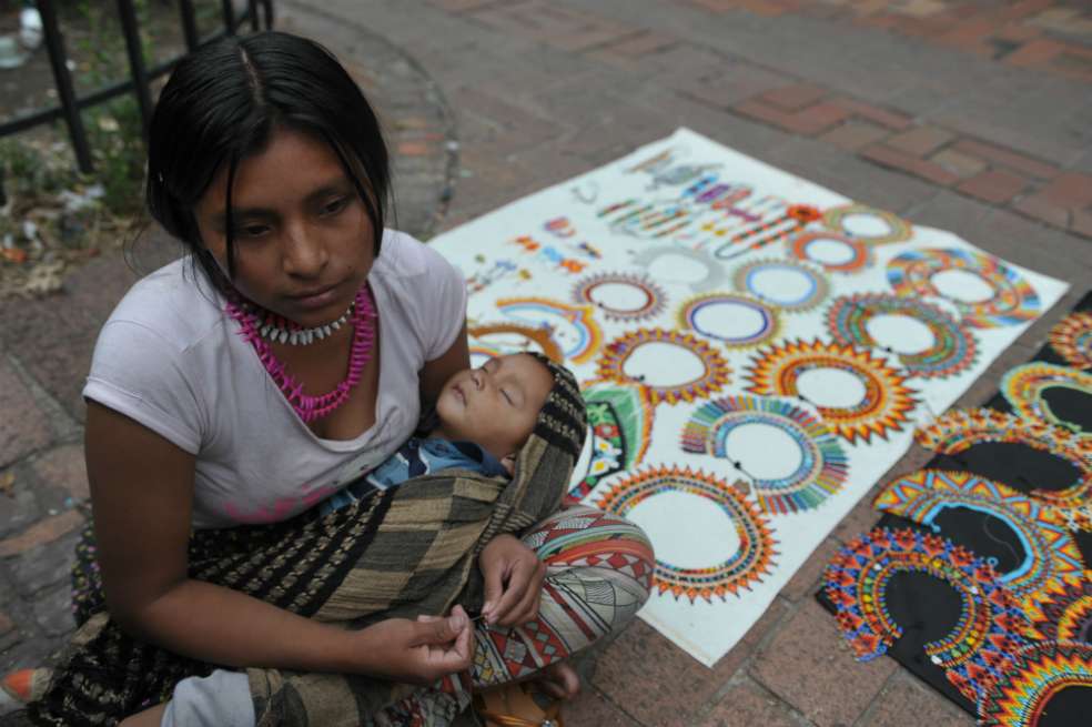Vendiendo artesanías y pidiendo limosna en las calles de Bogotá, cerca de 800 indígenas emberas sobreviven hoy al desplazamiento. Quieren volver a sus tierras. / Fotos: Gustavo Torrijos