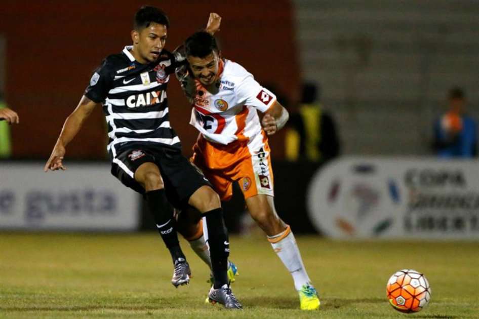 El jugador de Cobresal Patricio Jerez (d) disputa el balón con Lucca (i) de Corinthians. / EFE