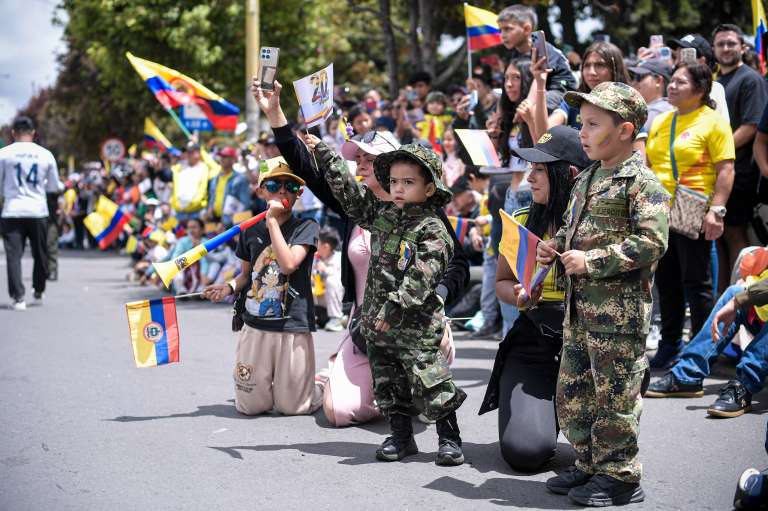 “La defensa de la libertad como fundamento de nuestro sistema democrático y el respeto por las diferencias. Hoy, además, quiero rendir un homenaje a quienes han caído por defender a Colombia, por construir ese país que nos une. A militares, policías, jueces, líderes sociales. Honrarlos es seguir construyendo una nación unida, un país donde nadie imponga su visión e ideas sobre los demás, y nadie que piense distinto, en el marco de la ley y las instituciones, sea visto como un enemigo”, declaró el alcalde Carlos Fernando Galán.