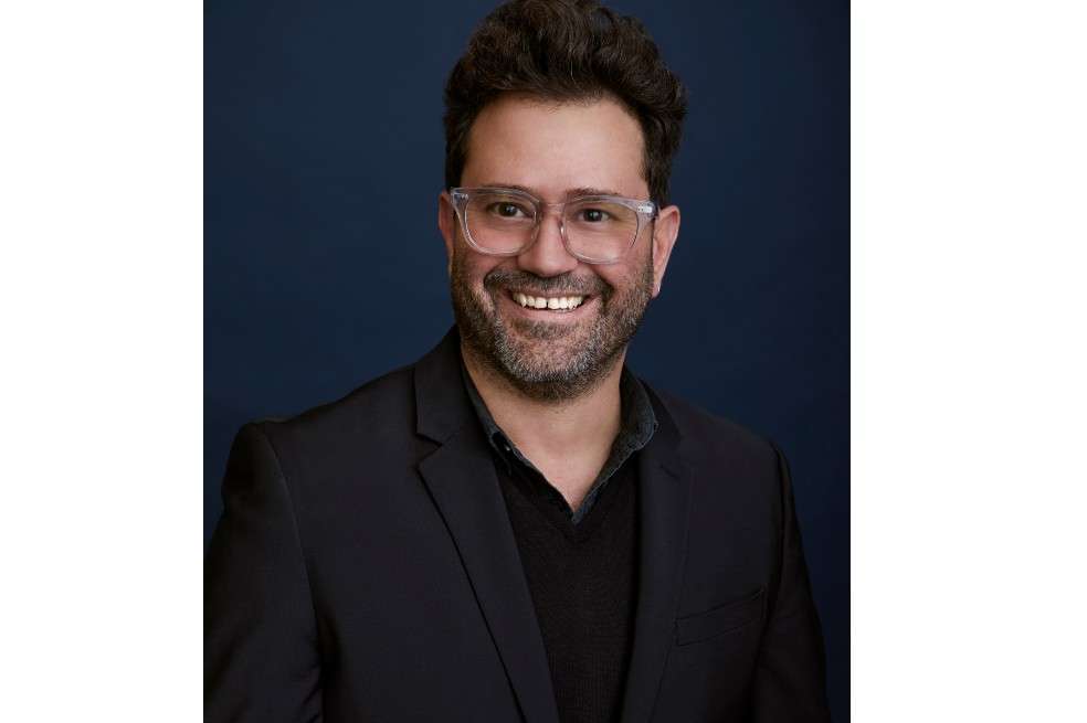 Imagen de Juan Devis, director creativo de PBS SOCal, Televisión Pública del Sur de California