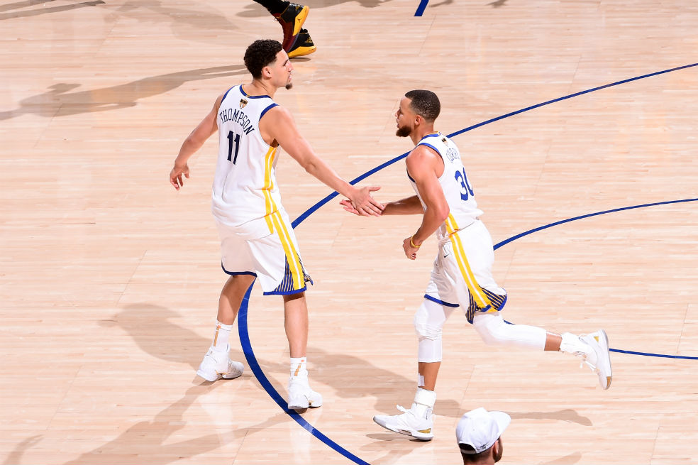 Curry celebra con Thompson uno de los puntos de los Warriors en tiempo extra contra los Cavaliers. / AFP