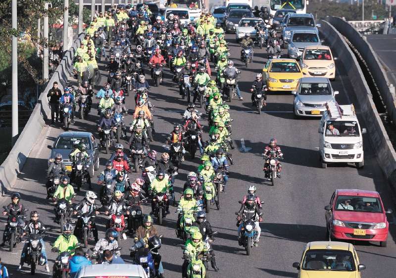 Las caravanas de motociclistas fueron custodiadas por la Policía para evitar bloqueos.  / Fotos: Mauricio Alvarado - El Espectador