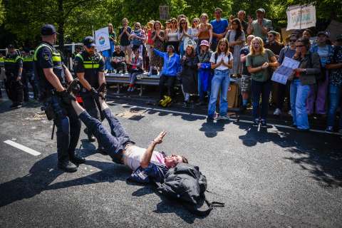 Protesta ecologista en Países Bajos deja de 1.500 detenidos