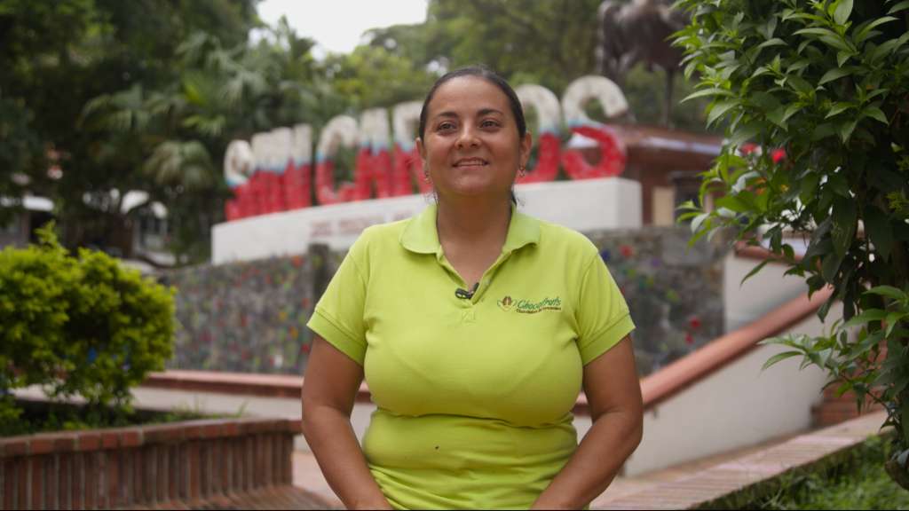 Luisa Maribel Gómez es una mujer campesina, madre cabeza de hogar que años después del desplazamiento quiso volver al territorio a crear oportunidades y con chocofruts llevar a san Carlos al mundo, creando conciencia de la importancia del campo. Y mostrarle a las mujeres que si se puede hacer empresas desde zonas alejadas.