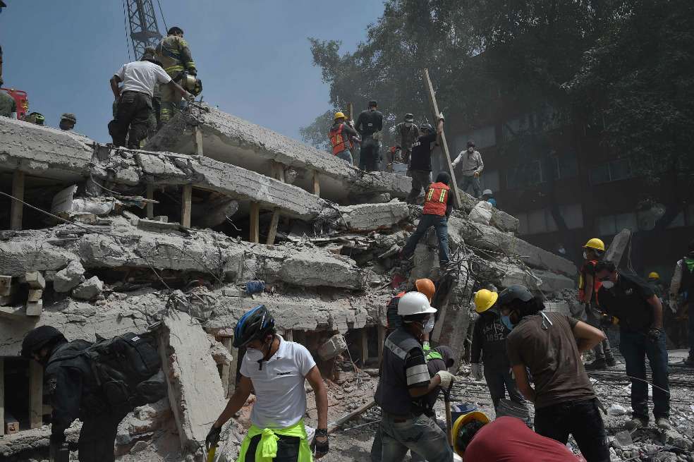 Los terremotos dejaron más de 400 muertos y 150.000 casas dañadas en varios estados del país. / AFP