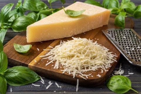 Conos de queso parmesano para disfrutar en la mesa