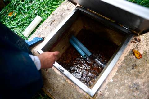 Manantiales de controversia: el debate por el agua subterránea que capta Coca-Cola