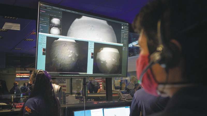 Momento en que Perseverance envía su primera foto a investigadores de la NASA.
