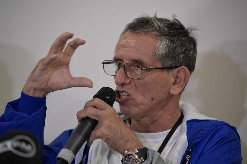 Jefe de la delegación de esta disidencia con su nuevo nombre "Coordinadora Nacional Ejército Bolivariano", en rueda de prensa anunciando el proceso de paz con el gobierno nacional.