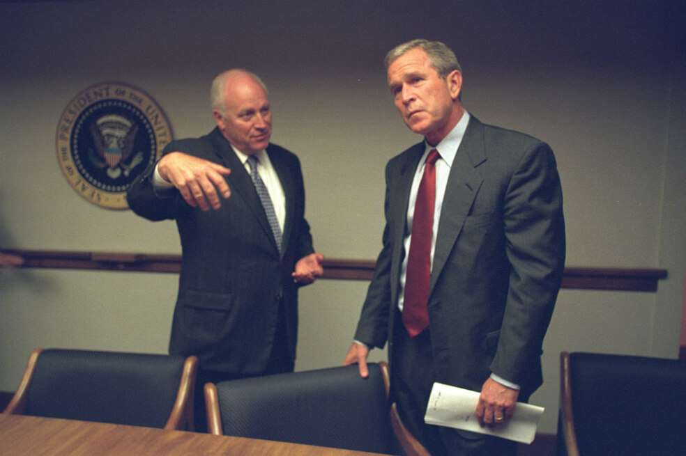 El vicepresidente Dick Cheney (izquierda) junto al presidente estadounidense George W. Bush (derecha). / Crédito Flickr Archivos Nacionales Estados Unidos