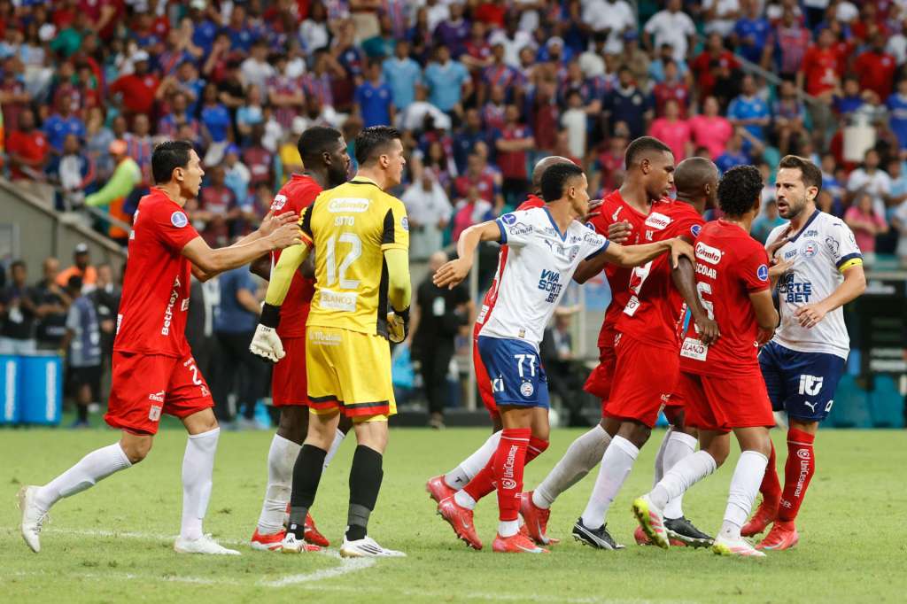 AMDEP8375. SALVADOR (BRASIL), 15/07/2025.- Jugadores de Bahía y de América se enfrentan este martes, en un partido de la eliminatoria para los octavos de final de la Copa Sudamericana entre Bahía y América de Cali, en el estadio Arena Fonte Nova en Salvador (Brasil). EFE/ Rafael Martins
