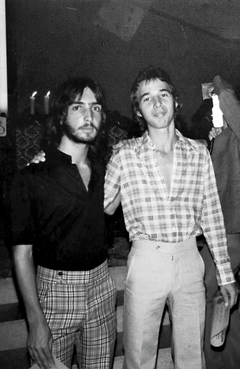 Iván Darío y José Gabriel Mejía Toro, recién graduados del bachillerato en 1977, de la UPB, en Medellín. / Archivo personal familia Mejía Toro