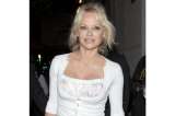 Pamela Anderson sigue luciendo su vestido de baño de "Baywatch"