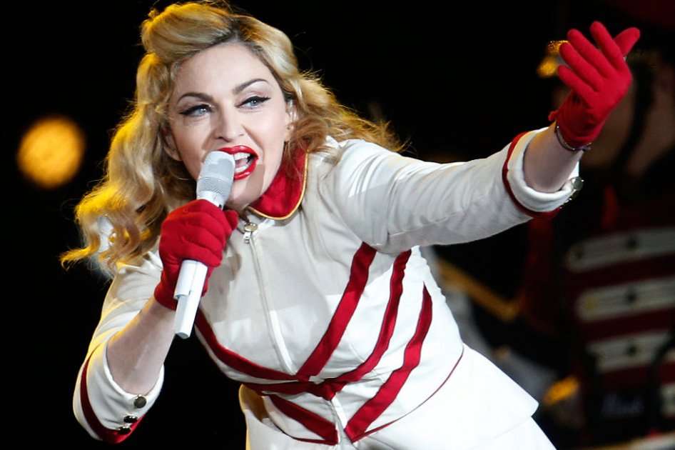 Madonna en un concierto de su gira "MDNA".