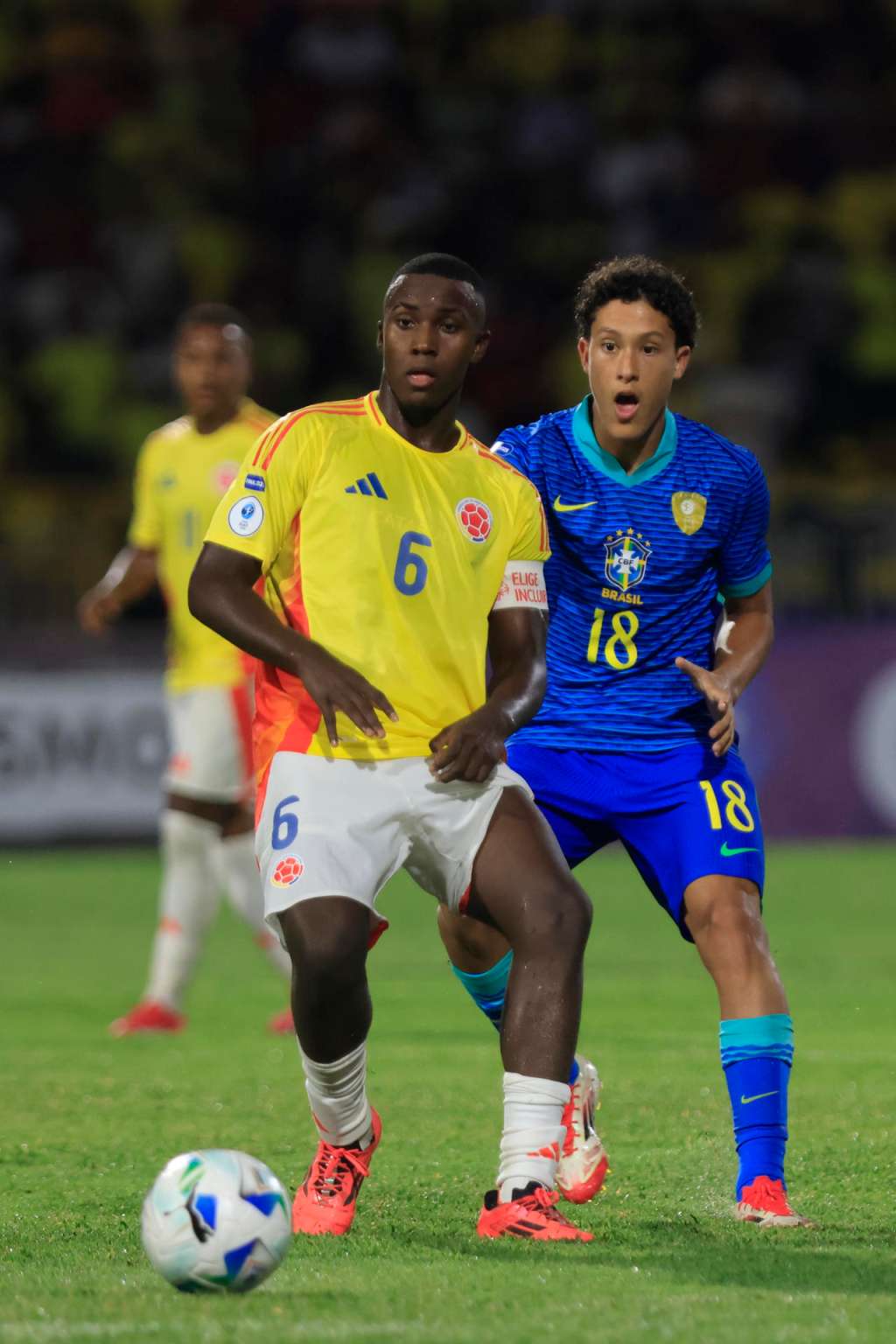 AME8789. CARTAGENA (COLOMBIA), 12/04/2025.- Cristian Orozco (i) de Colombia disputa el balón con Felipe de Morais de Brasil este sábado, en un partido de la final del Sudamericano Sub-17 entre Colombia y Brasil, en el estadio Jaime Morón, en Cartagena (Colombia). EFE/ Ricardo Maldonado Rozo